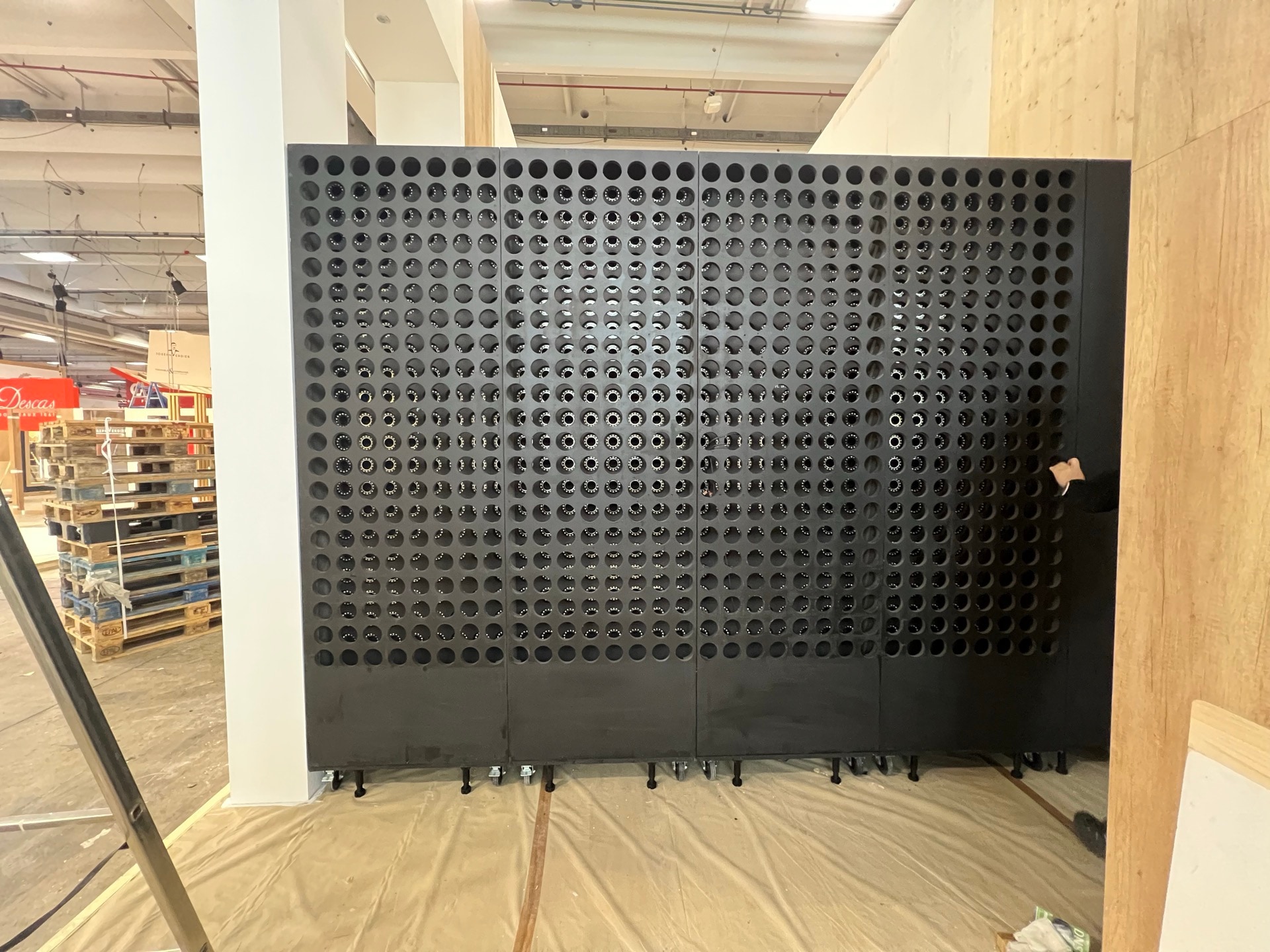 Mur de bouteilles Rothschild — installation lumineuse