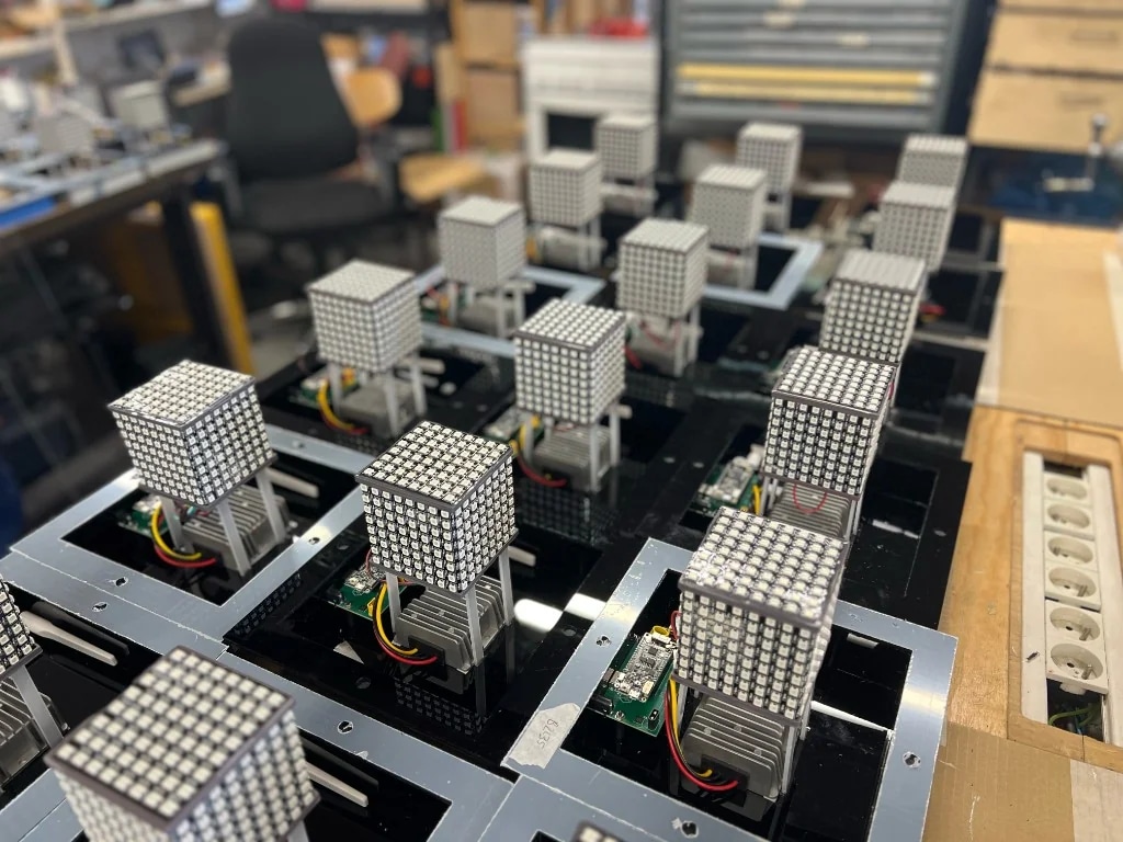 Atelier ADN — cubes lumineux Luciole en fabrication
